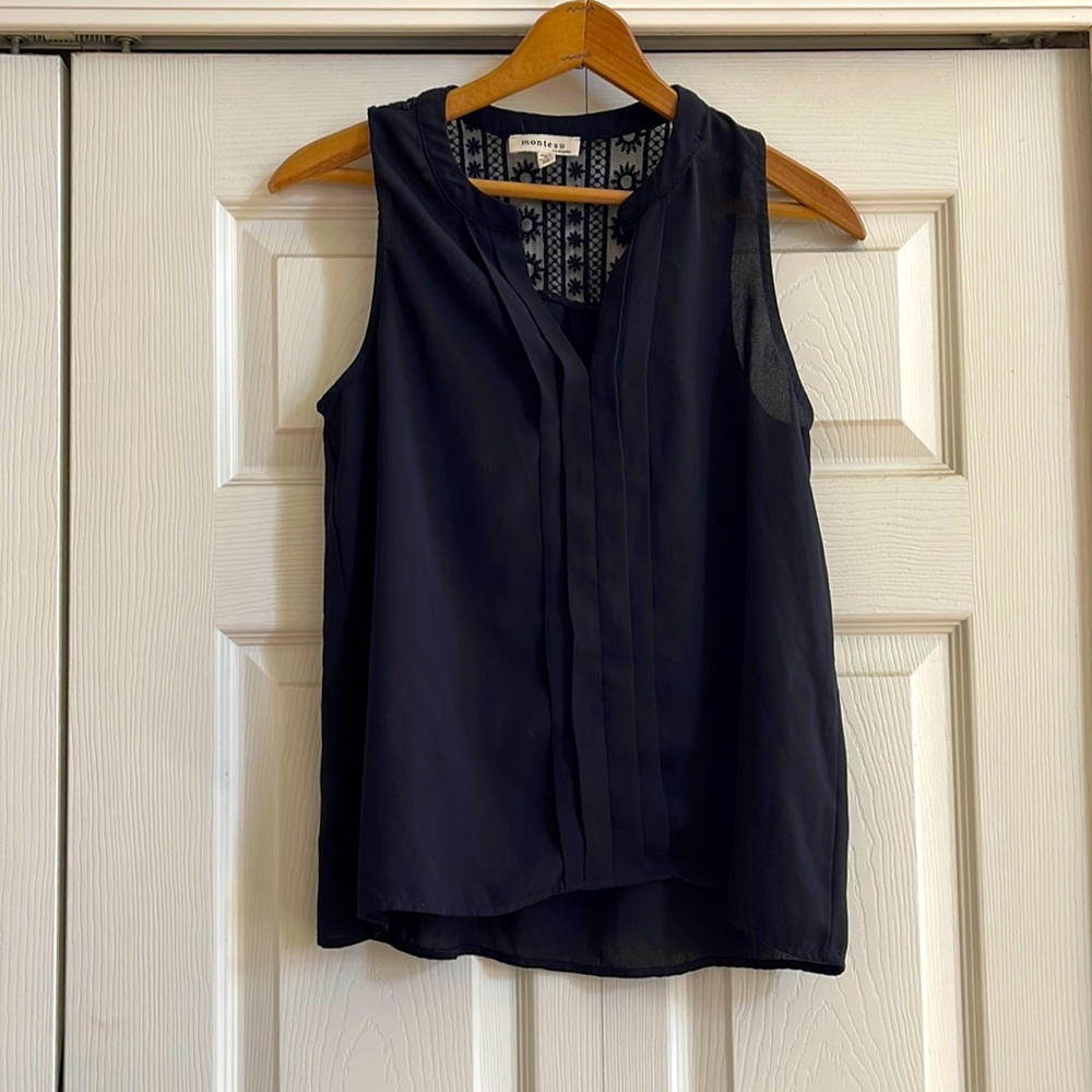 Classic no sleeve blouse. Black size M